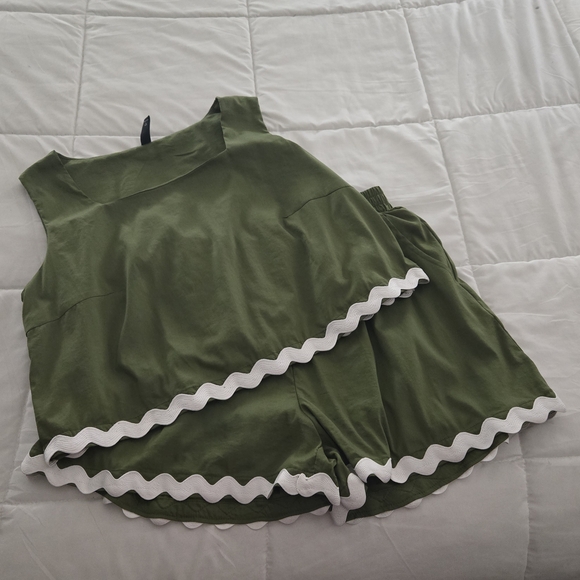 💚 2/$12 or 3/$17  Socialkiwi Green Shorts Set with White Trim - Picture 2 of 4